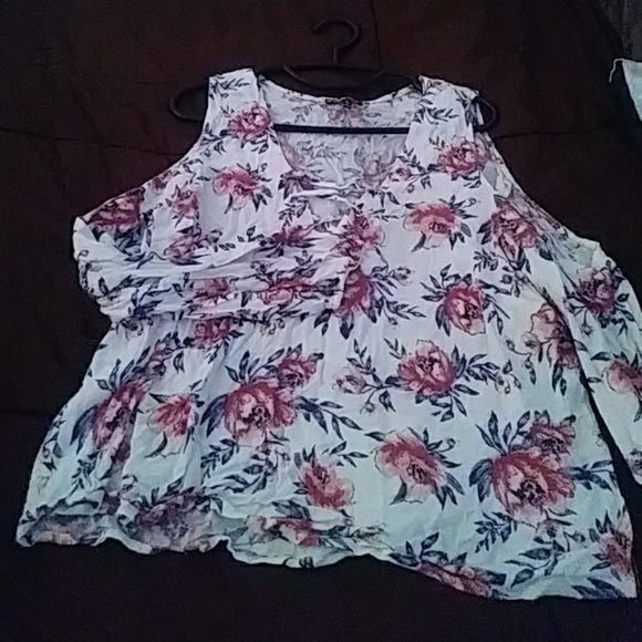 Cold shoulder Top - Picture 3 of 4